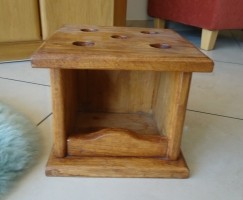 Te koop houten stoofje (afmetingen: 21,5 x 21,5 x 18,5 cm).