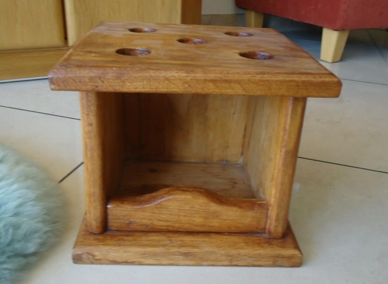 Te koop houten stoofje (afmetingen: 21,5 x 21,5 x 18,5 cm).