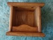 Te koop houten stoofje (afmetingen: 21,5 x 21,5 x 18,5 cm).