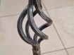 Te koop zwart metalen kandelaar (totale hoogte: 82,5 cm).