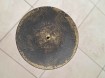 Te koop zwart metalen kandelaar (totale hoogte: 82,5 cm).