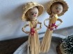 Twee vintage kerst meisjes met kaars