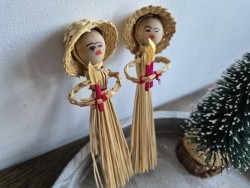 Twee vintage kerst meisjes met kaars