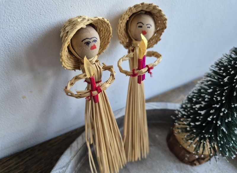 Twee vintage kerst meisjes met kaars