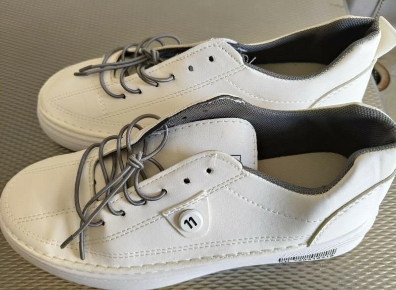 nieuwe witte  heren schoenen