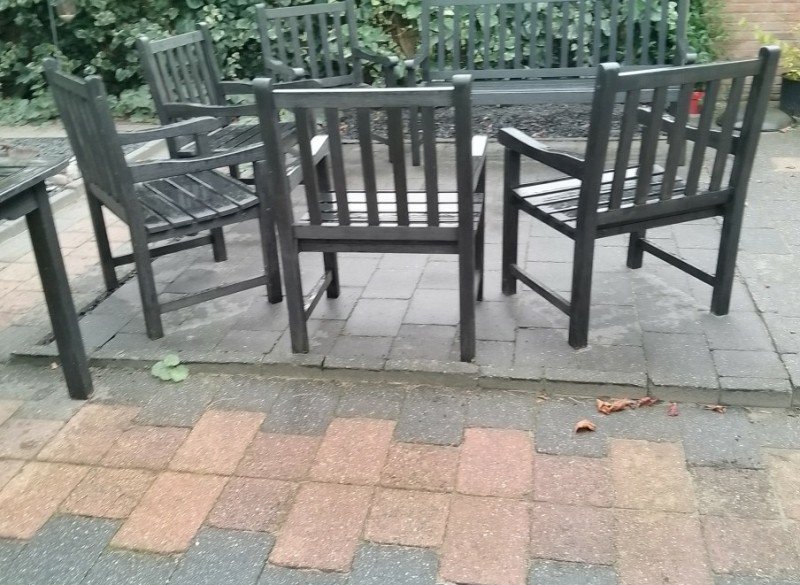 Hardhouten tuinstoelen, bank en eettafel 