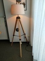 Vloerlamp op houten 3 poot nieuwstaat 30 euro 