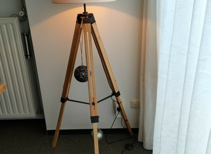 Vloerlamp op houten 3 poot nieuwstaat 30 euro 