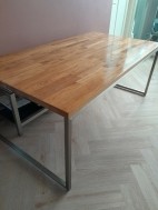 eetkamer tafel met massief houten blad