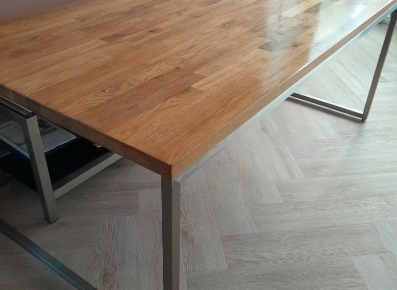 eetkamer tafel met massief houten blad