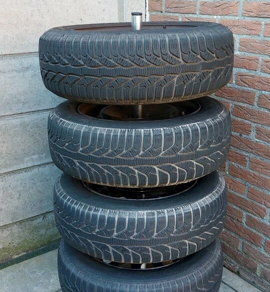 4x Winterbanden 195/60R15 op 15” stalen velgen + bandenboom