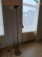 Klassieke messinglook vloerlamp met dubbelfunctie 