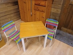 kindertafel met stoelen