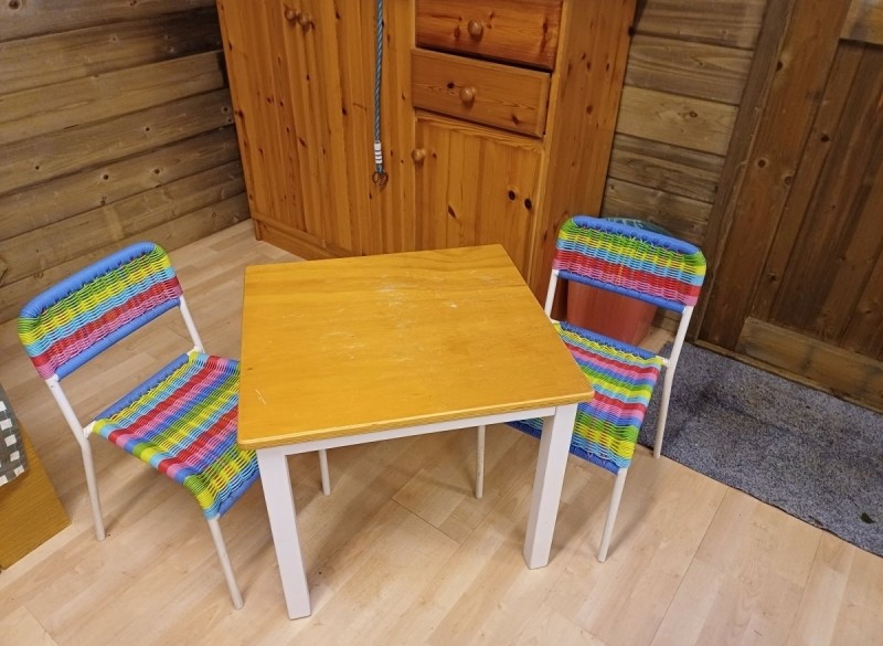 kindertafel met stoelen