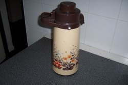 Vintage koffiekan met pomp, 1.9L. 