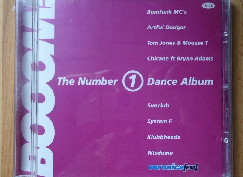 De originele verzamel-CD Booom! The Number 1 Dance Album.