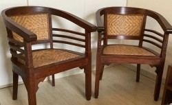 2 Kersenhouten stoelen met rieten zitting en rugleuning