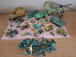 Plastic militaire voertuigen +  soldaatjes