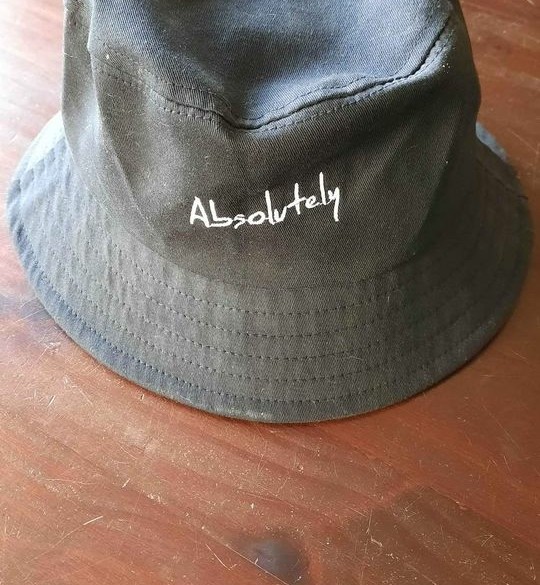 Zwart leuk hoedje, bucket hat, met wit geborduurde tekst