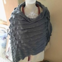 Antracietkleurige poncho met volanten