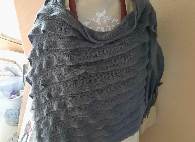 Antracietkleurige poncho met volanten