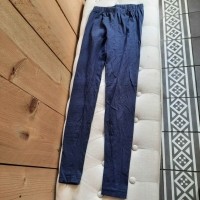 donkerblauwe meisjes legging maat 134/140.