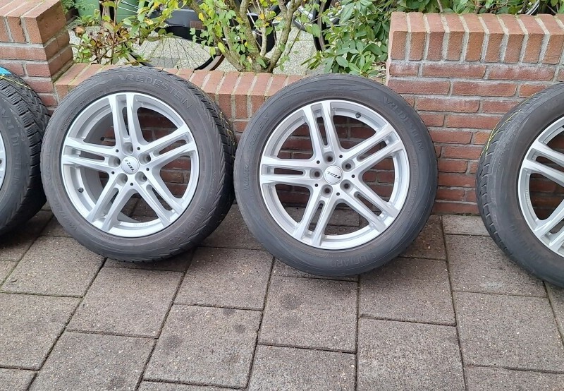 Nette set van vier velgen met winterband 17Inch