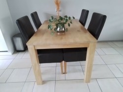 Eettafel en stoelen