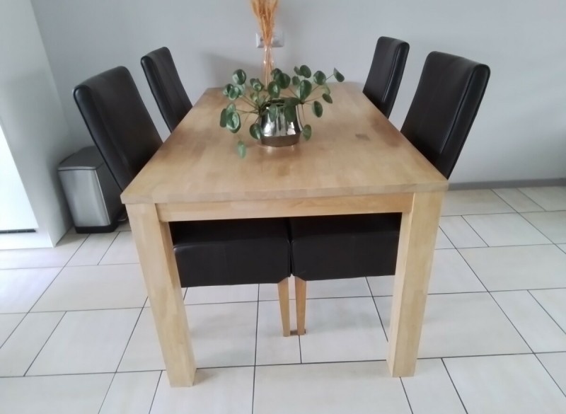 Eettafel en stoelen