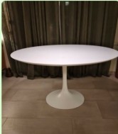 Mooie witte stevige ronde eettafel