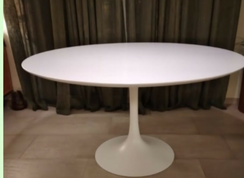 Mooie witte stevige ronde eettafel