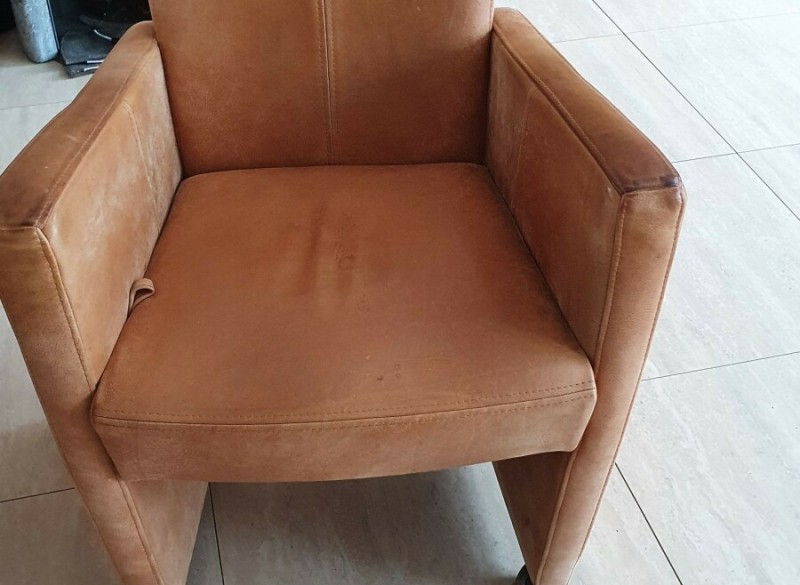 2  eetkamerstoelen 