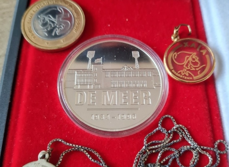 Zilveren munten en gouden ketting 