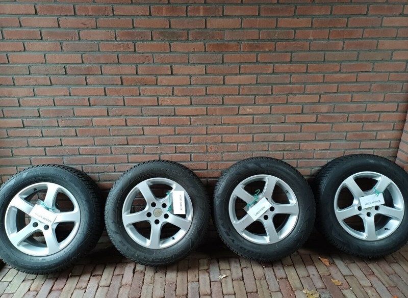 Te koop aluminium velgen met Good year winterbanden 