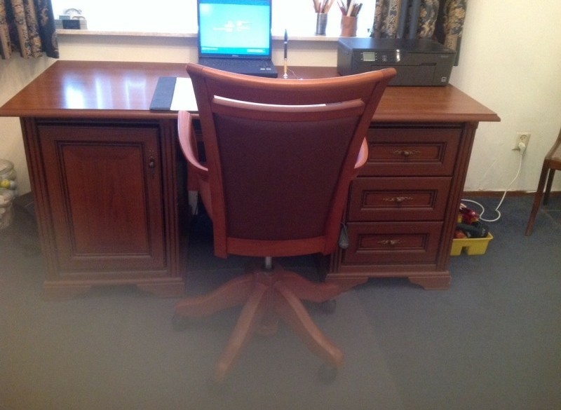 Te koop mooi bureau met verstelbare stoel